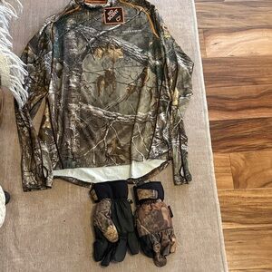 Brand New Mossy Oak Camo Gloves with Black Accents